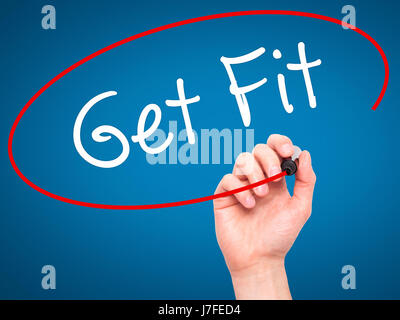 L'uomo la scrittura a mano per ottenere la misura con il pennarello nero su schermo visivo. Isolato su sfondo. Business, tecnologia internet concetto. Stock Photo Foto Stock