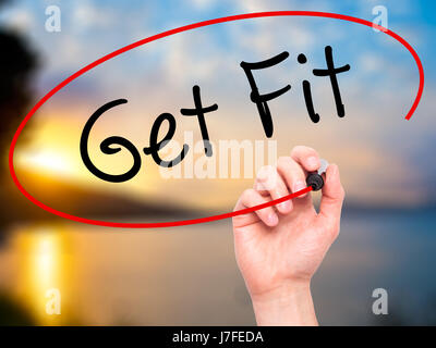 L'uomo la scrittura a mano per ottenere la misura con il pennarello nero su schermo visivo. Isolato su sfondo. Business, tecnologia internet concetto. Stock Photo Foto Stock