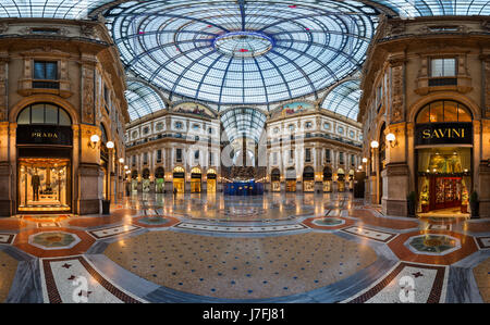 Milano, Italia - 2 gennaio 2015: Galleria Vittorio Emanuele II a Milano. Si tratta di uno dei più antichi del mondo i centri commerciali per lo shopping, progettato e costruito da Giuseppe Foto Stock