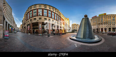 Milano, Italia - 2 gennaio 2015: Corso Vittorio Emanuele II e Piazza San Babila a Milano. Piazza San Babila si trova nel centro storico di M Foto Stock