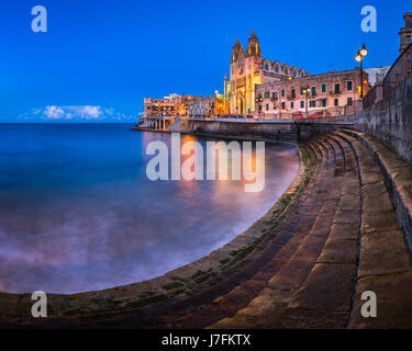 Baia di Balluta e la chiesa di Nostra Signora del Monte Carmelo di Saint Julien, Malta Foto Stock