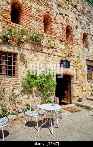 Pienza, Italia - 5 Maggio 2017: Bellissimo bar caffetteria in antico edificio di Pienza Foto Stock