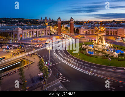 Vista aerea su Plaça Espanya e Montjuic Hill con il Museo Nazionale d'Arte della Catalogna, Barcellona, Spagna Foto Stock