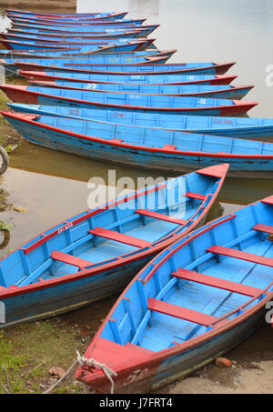 Barche in legno sul lago Phewa in Pokhara Foto Stock