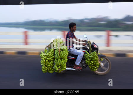 Mazzetto di banana in bicicletta al mercato in India Foto Stock