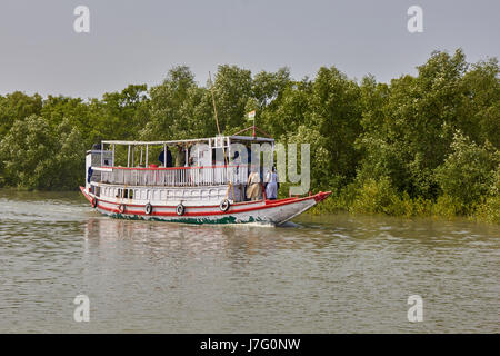 Sundarban) la vita del villaggio, treditional barche, stili di vita, mangroove foreste, una bella giornata Foto Stock