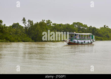 Sundarban) la vita del villaggio, treditional barche, stili di vita, mangroove foreste, una bella giornata Foto Stock