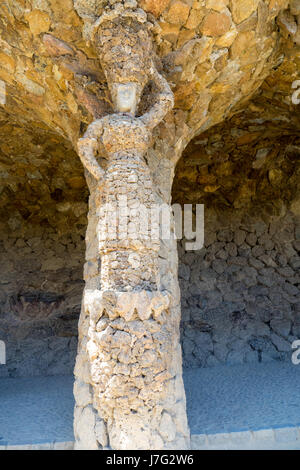 La scultura in pietra di una donna su una colonna di Antoni Gaudi Park Güell, Barcellona, Spagna Foto Stock