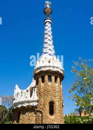 Ornati guglia mosaico su una casa di Antoni Gaudi Park Güell, Barcellona, Spagna Foto Stock