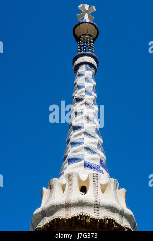 Ornati guglia mosaico su una casa di Antoni Gaudi Park Güell, Barcellona, Spagna Foto Stock