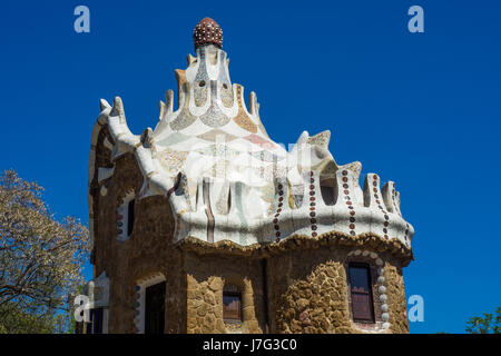 Mosaico ornati tetto di una casa di Gaudi Park Güell, Barcellona, Spagna Foto Stock