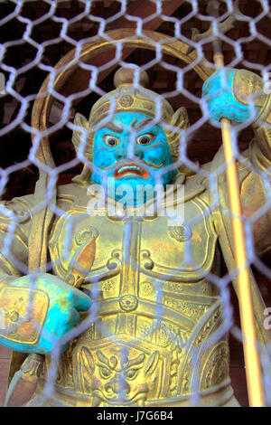 Scultura di Jikokuten, uno dei quattro re celeste a Shitennou-mon Gate, Mount Takao Yakuoin tempio, Hachioji city Tokyo Giappone Foto Stock