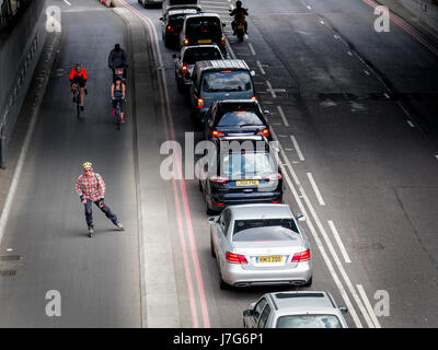 I ciclisti utilizzando il ciclo TFL Superstrada in Upper Thames Street, Londra. Aperto nel 2016. Foto Stock