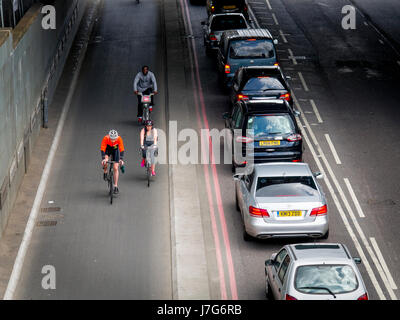 I ciclisti utilizzando il ciclo TFL Superstrada in Upper Thames Street, Londra. Aperto nel 2016. Foto Stock