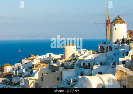 Villaggio di Oia a Santorini Island, Grecia Foto Stock