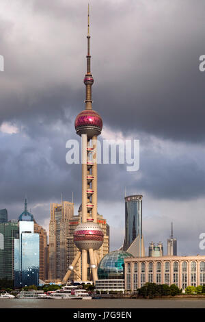 Lujiazui skyline e la Oriental Pearl TV Tower, Shanghai, Cina Foto Stock