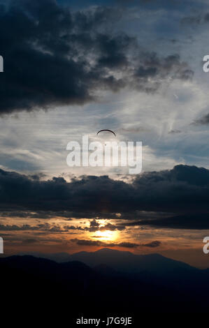 Parapendio sorvolano Ammertal, Laber, Oberammergau, Baviera, Germania Foto Stock