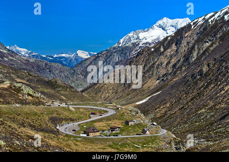 Paesaggio di montagna con tornante, mountain pass road presso il Passo del San Gottardo, Airolo, Canton Ticino, Svizzera Foto Stock