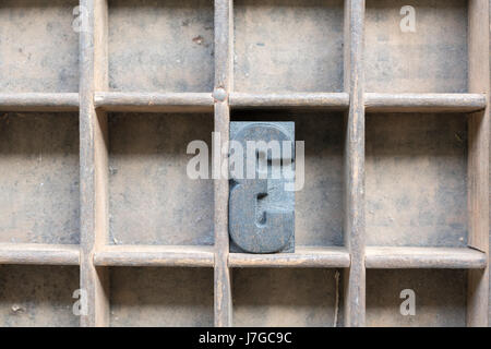 Il vecchio numero tre tipografia blocco nel vassoio per le stampanti Foto Stock