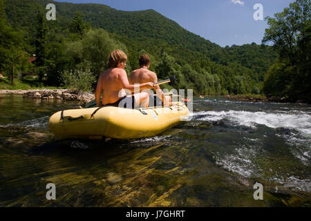 Kayak sul fiume Kolpa (Kupa) in Croazia e Slovenia Foto Stock