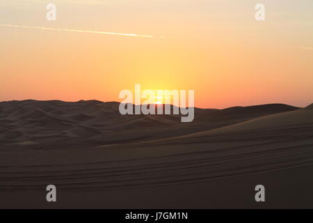 Sunset presi su un Sandune Safari, Dubai, Emirati arabi uniti Foto Stock