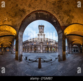 Il Palazzo della Ragione e la Via dei Mercanti di mattina, Milano, Italia Foto Stock