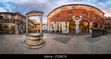 Panorama del Palazzo della Ragione e Piazza dei Mercanti in mattinata, Milano, Italia Foto Stock