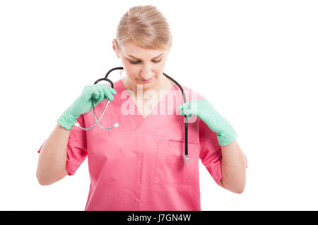 Femmina infermiera di medico o di medico a mettere su il suo stetoscopio preparando per turno isolato su sfondo bianco Foto Stock