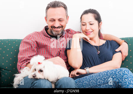 Ritratto di coppia felice tenendo il cucciolo di casa e la spesa grande tempo insieme Foto Stock