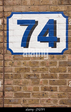 Il numero 74 su una parete Foto Stock