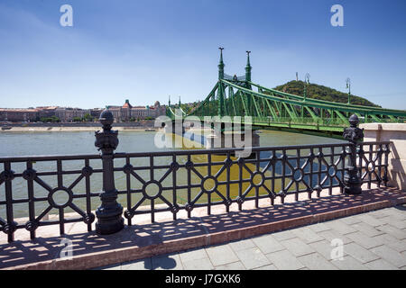 Vista del Ponte della Libertà sul Danubio, Budapest, Ungheria Foto Stock