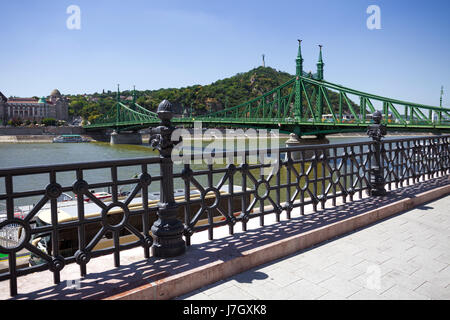 Vista del Ponte della Libertà sul Danubio, Budapest, Ungheria Foto Stock