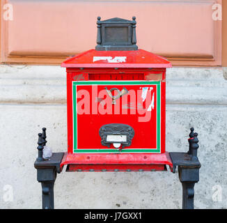 Vecchio rosso casella postale situato nel Castello di Buda, Budapest, Ungheria Foto Stock