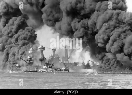 PEARL HARBOR 7 dicembre 1941. USS West Virginia affondato a sinistra con la USS Tennessee dietro dopo l'attacco Giapponese. Foto: US Navy Foto Stock