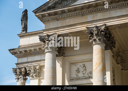 Berlino, Germania - 23 maggio 2017: edificio storico dettaglio dei pilastri / capitelli delle colonne della cupola francese a Gendarmenmarkt a Berlino. Foto Stock