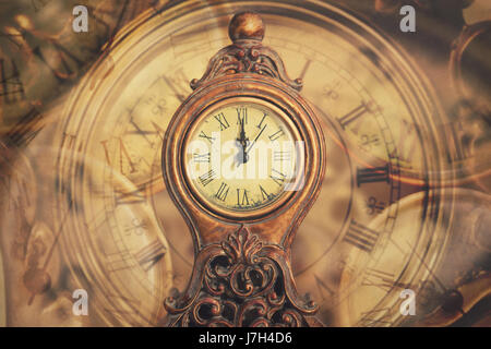Close up su vintage clock.il concetto di tempo. Foto Stock