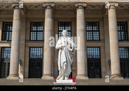 Berlino, Germania - 23 maggio 2017: scultura del poeta tedesco Friedrich Schiller di fronte alla sala concerti Konzerthaus () di Berlino a Gendarmenmarkt Foto Stock