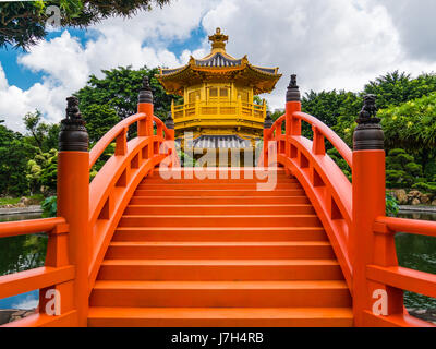 Il padiglione dorato di perfezione assoluta in Giardino Nan Lian in Chi Lin Monastero, Hong Kong, Cina. Preso in estate il Pavillion sorge su di una collina che Foto Stock