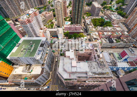 Guardando in giù sul per edifici a Hong Kong da un grattacielo. Hong Kong è un territorio densamente popolano city con un alta percentuale di grattacieli. Foto Stock