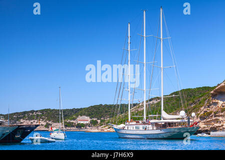 Navigazione della nave lascia il porto di Bonifacio, Corsica nella soleggiata giornata estiva, Corse-du-Sud, Francia Foto Stock