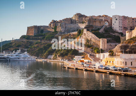 Porto di Bonifacio nel caldo sole del mattino, montuosa isola del Mediterraneo Corsica, Corse-du-Sud, Francia Foto Stock