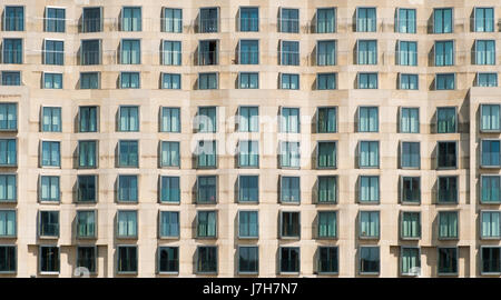 Berlino, Germania - 23 maggio 2017: la facciata della DZ Bank Building si trova a Pariser Platz 3 a Berlino. Si tratta di un ufficio, conferenza, e residenziale Foto Stock