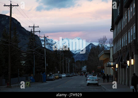 Rosa del cielo della sera a Banff, Canada. Banff si trova tra le Montagne Rocciose Canadesi. Foto Stock