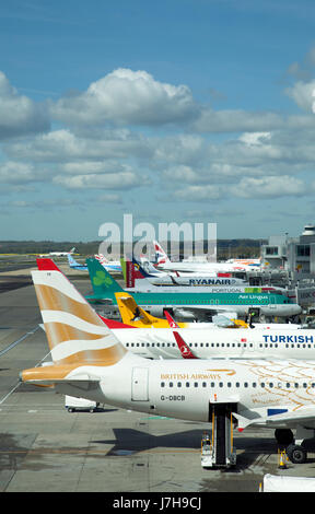 Piani su asfalto presso l'aeroporto di Gatwick - REGNO UNITO Foto Stock