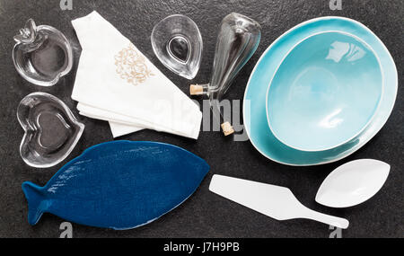Nuove stoviglie su un tavolo di pietra Foto Stock