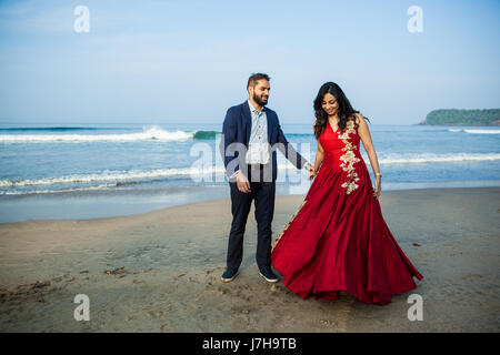 Per essere una coppia sposata aventi la loro sessione di impegno fatto sulla spiaggia di Goa. Foto Stock