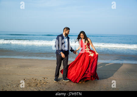 Per essere una coppia sposata aventi la loro sessione di impegno fatto sulla spiaggia di Goa. Foto Stock