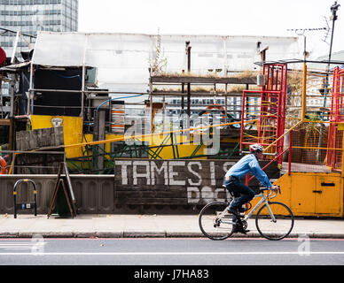 Londra " commuter " ciclista, bike lungo londinese di strade urbane Foto Stock