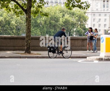 Londra " commuter " ciclista, bike lungo londinese di strade urbane Foto Stock