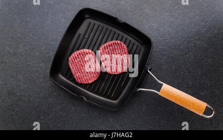 Materie hamburger cotoletta in padella per grigliare. Burger. La cottura di cibo Foto Stock